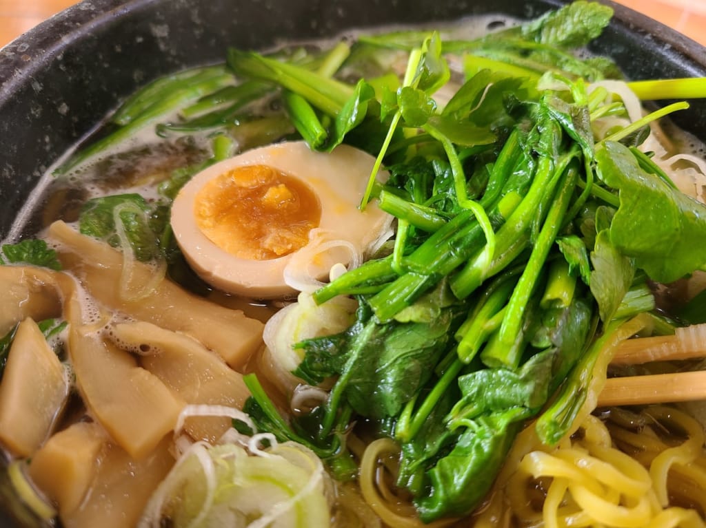 上品の郷「たまり場」の石焼せりラーメン