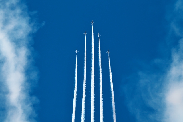 ブルーインパルス　空に向かって