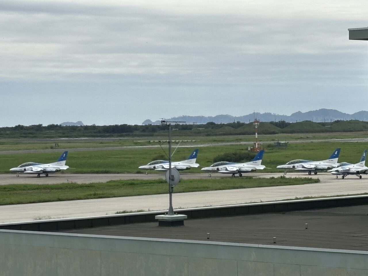 ランウェイに向かうブルーインパルス