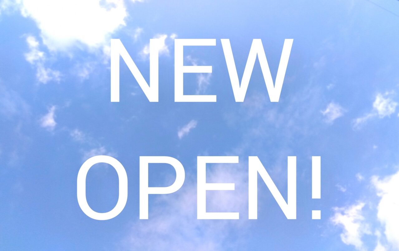 青空とNEW OPENの文字