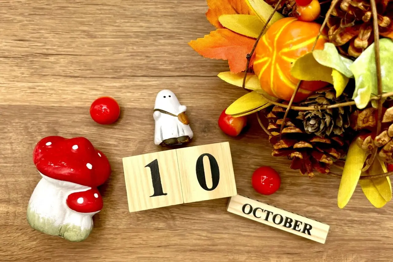 10月の木のブロックと秋の飾り